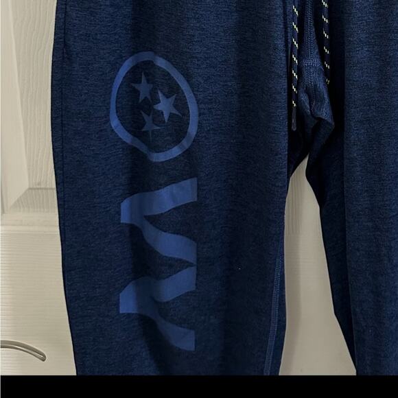 VINEYARD VINES On-the-go Joggers Men’s size Small Deep Bay Blue TN State Tristar - Picture 4 of 11